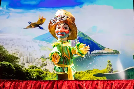 Guignol Rhône Alpes et Rio le majestueux perroquet