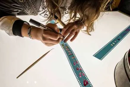 Une séance de cinéma... et du grattage sur pellicule !