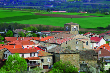 Aire de pique-nique à l'entrée du village