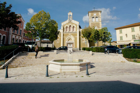 Vourles-place-Eglise-Mélissa-Edo-1