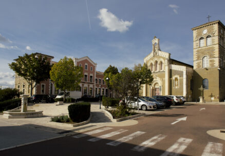 Vourles-place-Eglise